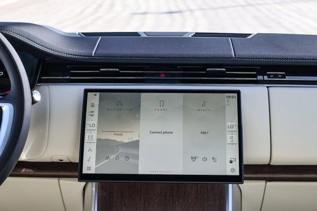 New 2025 Land Rover Range Rover Long Wheelbase SE image 16