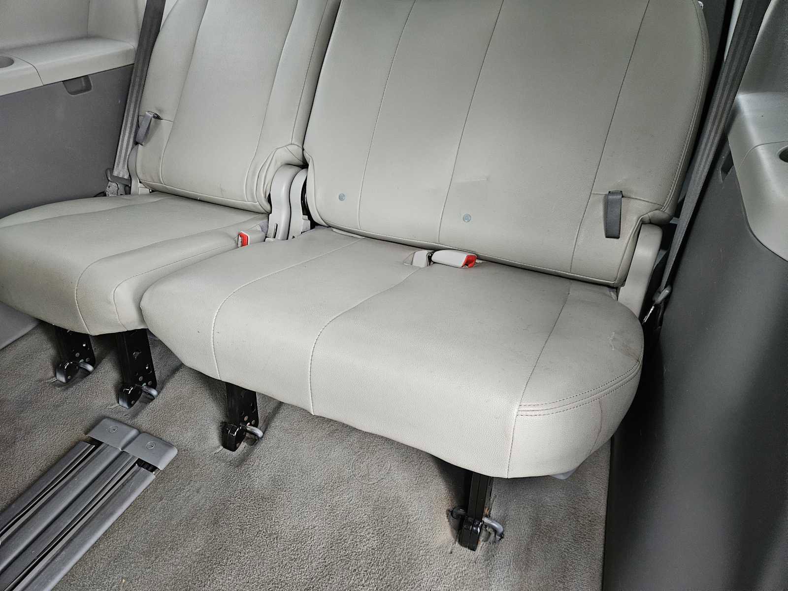 Used 2014 Toyota Sienna LE image 29