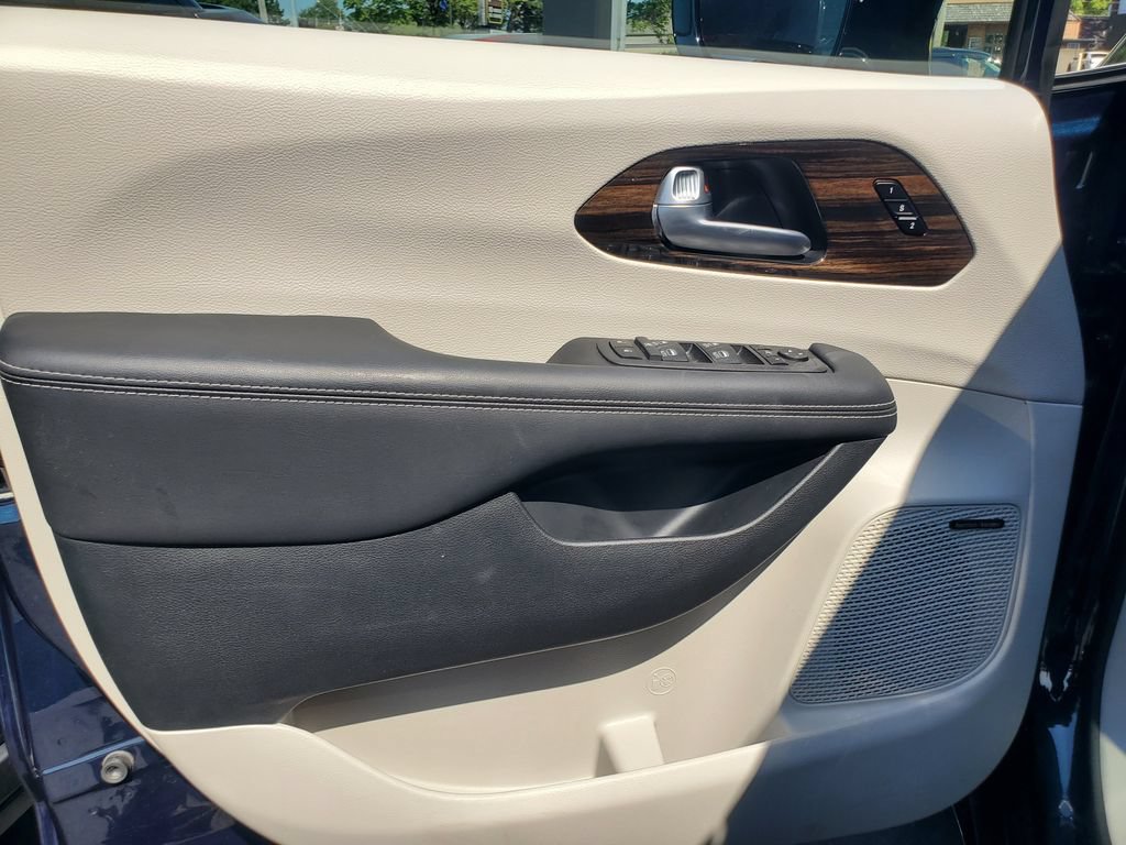 Used 2024 Chrysler Pacifica Limited w/ Uconnect Theater Family Group AWD/4WD image 7