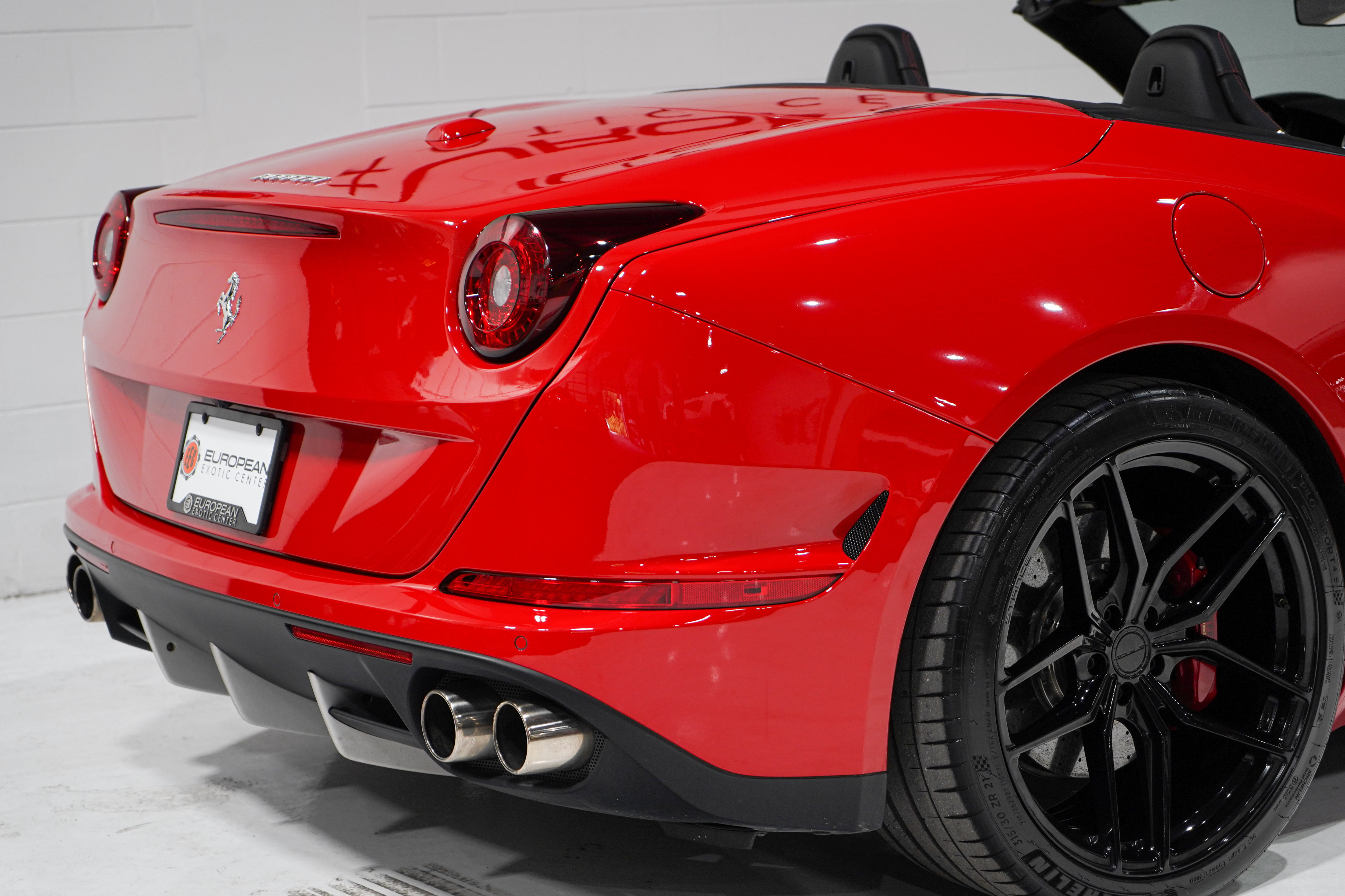 Used 2017 Ferrari California T RWD image 23