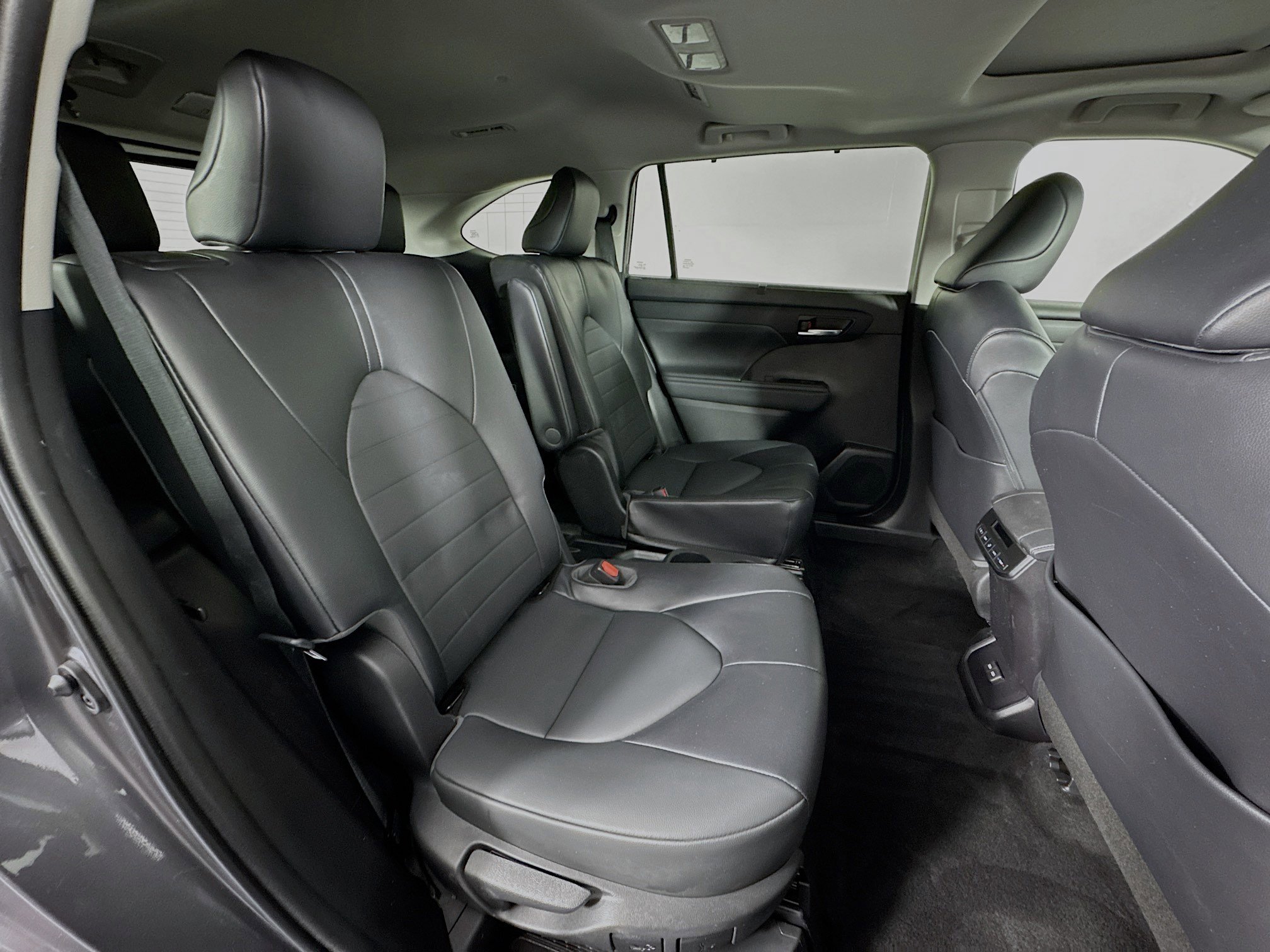 Used 2022 Toyota Highlander XLE image 28