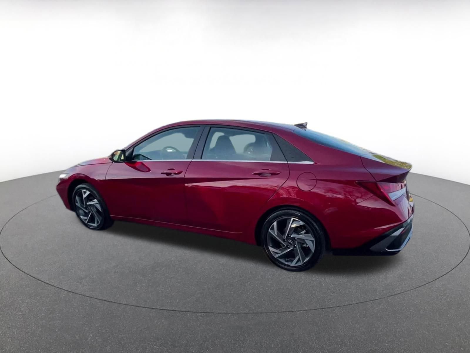 Used 2025 Hyundai Elantra Limited image 9