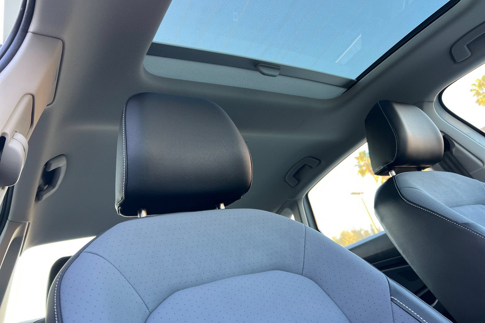 Used 2025 Volkswagen Jetta SE w/ Sunroof Package FWD image 16