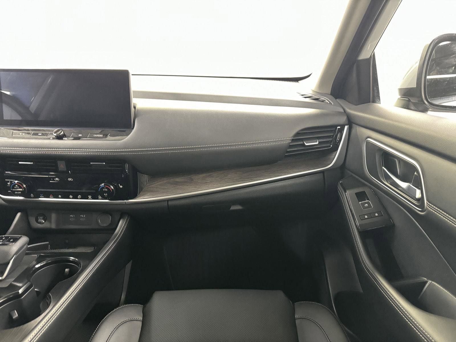 Used 2024 Nissan Rogue Platinum w/ Platinum Premium Package image 16