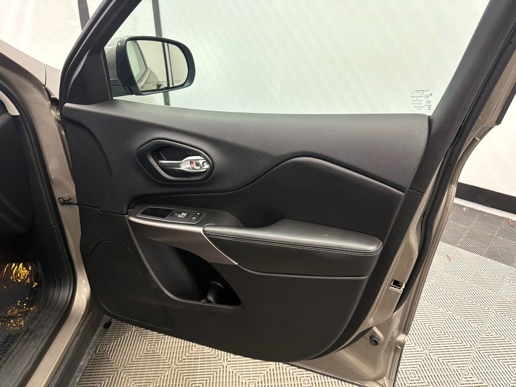 Used 2019 Jeep Cherokee Latitude Plus w/ Comfort/Convenience Group image 15