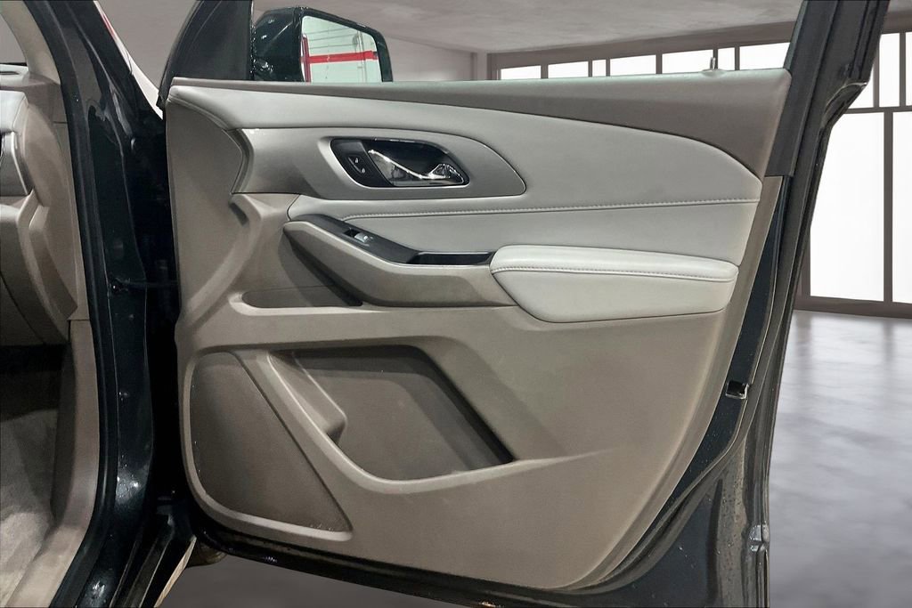 Used 2020 Chevrolet Traverse LT image 24
