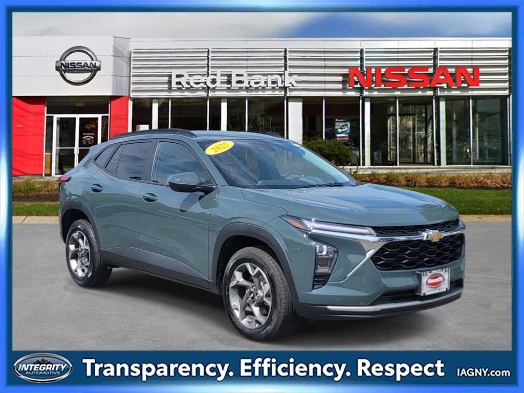 Used 2025 Chevrolet Trax LT FWD image 1