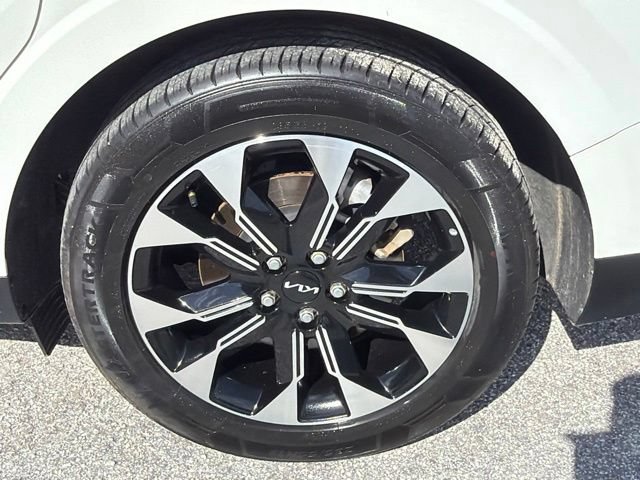 Used 2024 Kia Carnival EX FWD image 21
