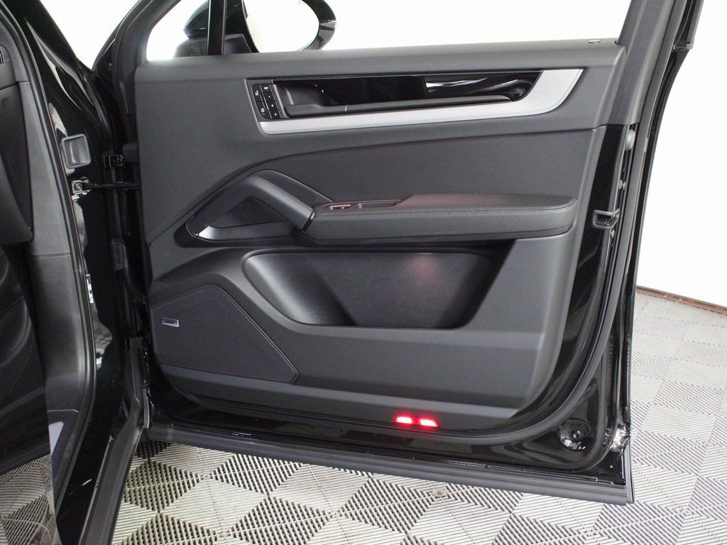 Certified 2025 Porsche Cayenne Coupe image 36