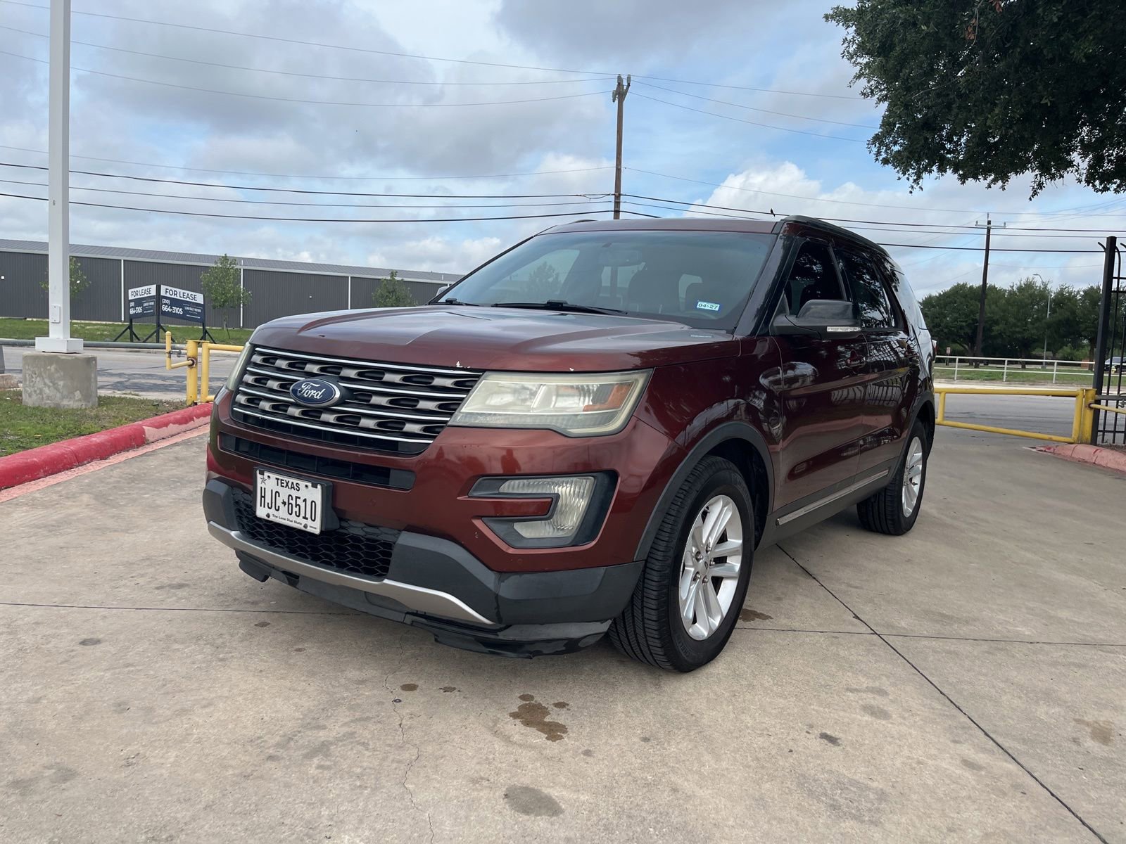 Used 2016 Ford Explorer XLT w/ Equipment Group 202A FWD image 4