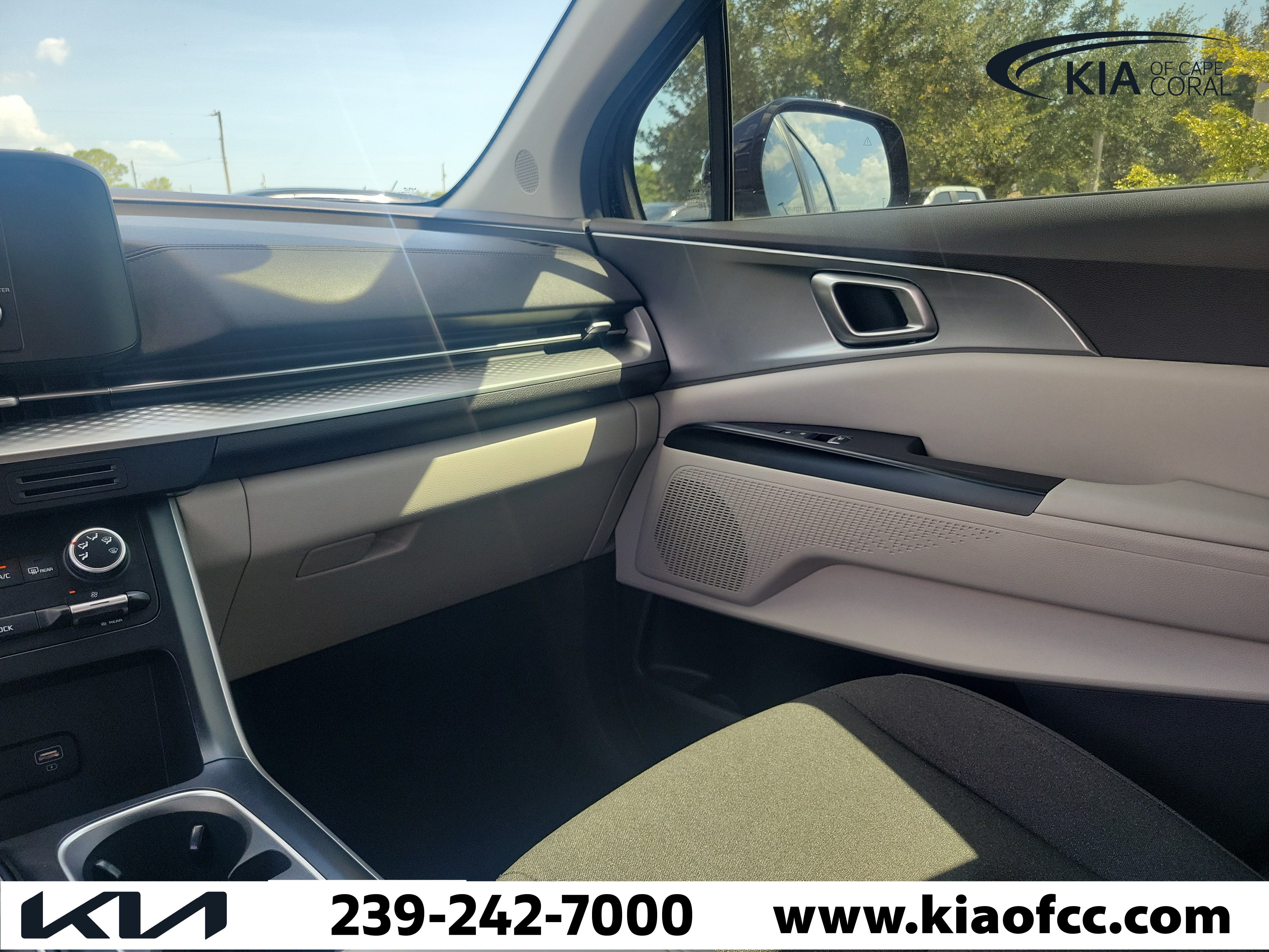 Certified 2023 Kia Carnival LX FWD image 18