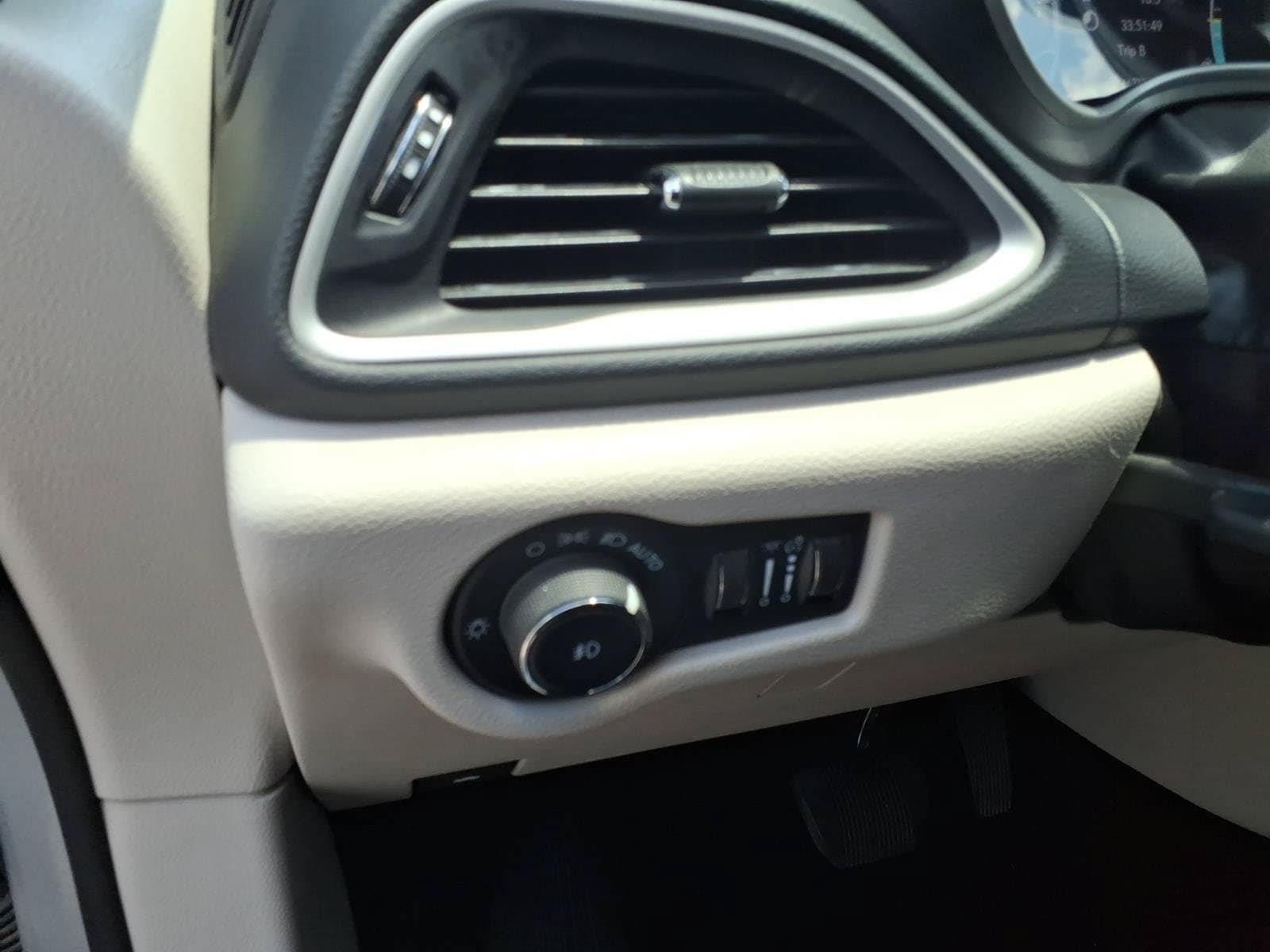 Used 2023 Chrysler Pacifica Touring-L FWD image 17
