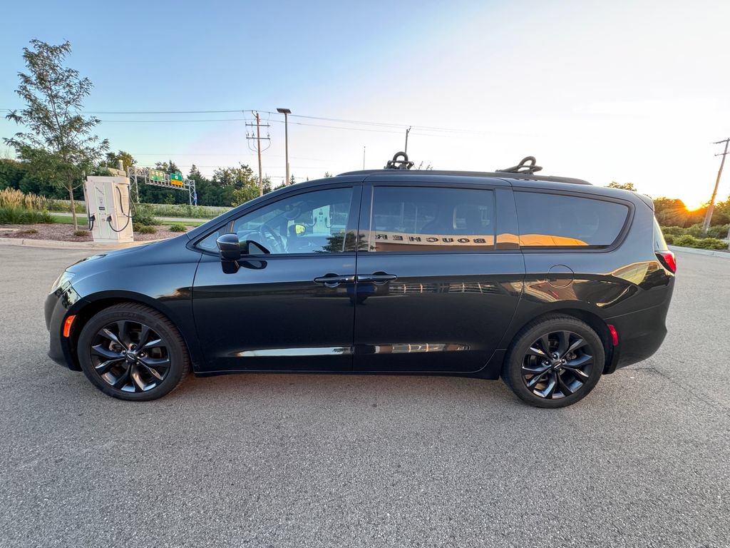Used 2020 Chrysler Pacifica Touring w/ S Appearance Package FWD image 4