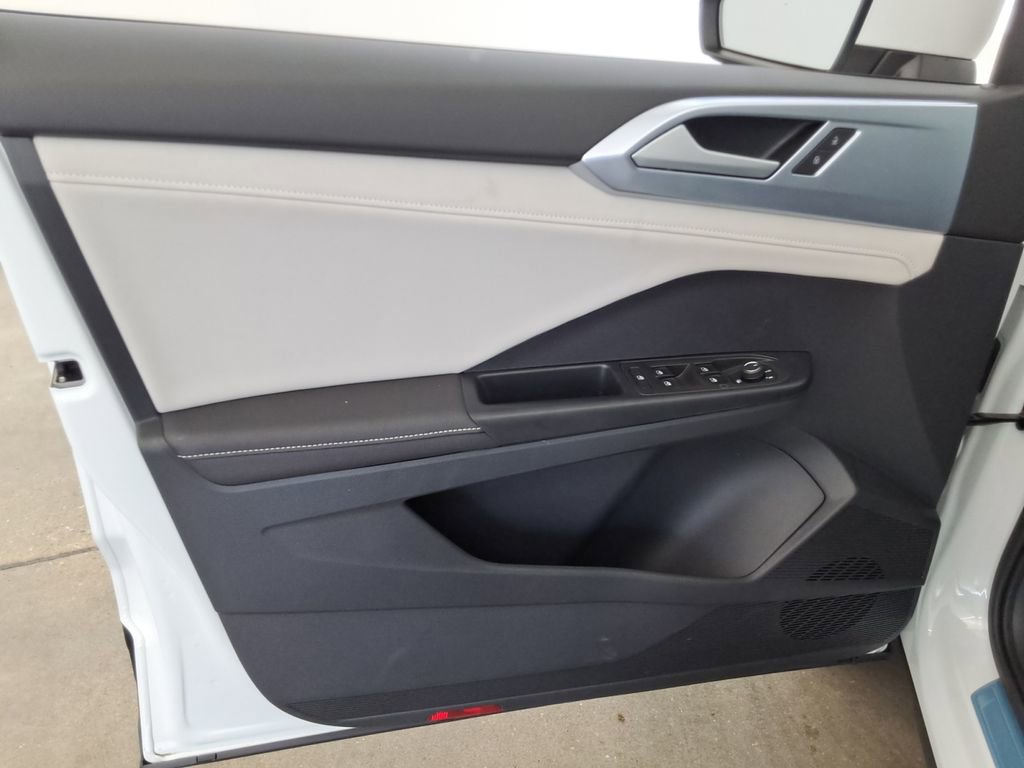 Certified 2025 Volkswagen Taos SE image 18