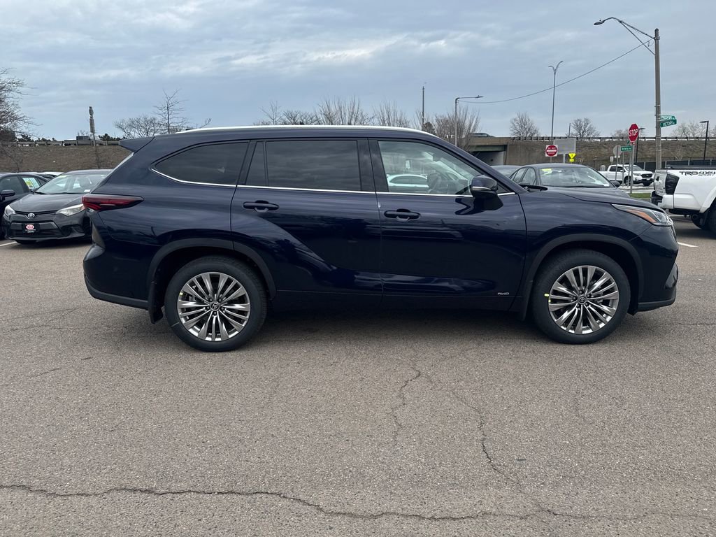 New 2026 Toyota Highlander Platinum image 8