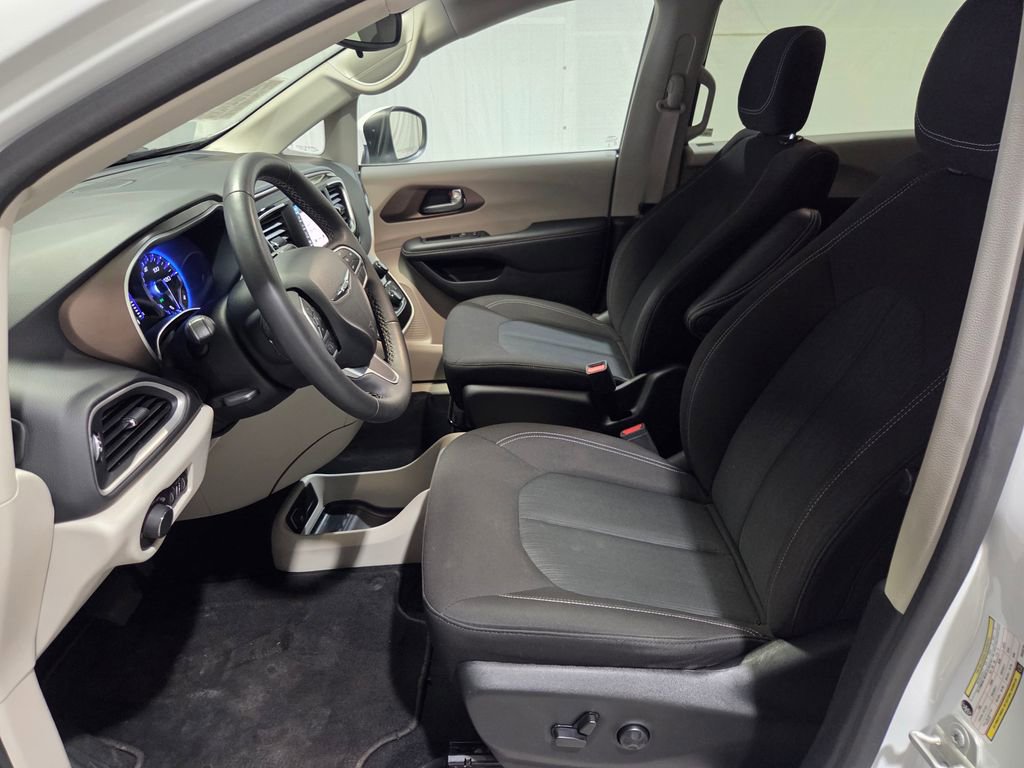 Certified 2023 Chrysler Voyager LX image 10