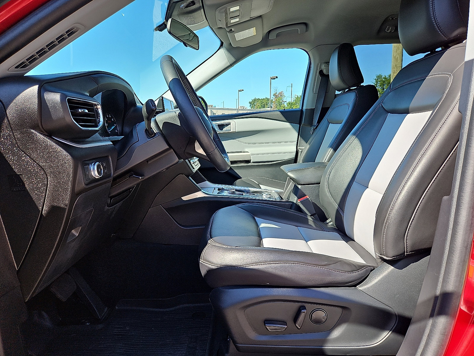 Used 2022 Ford Explorer XLT w/ Equipment Group 202A image 13