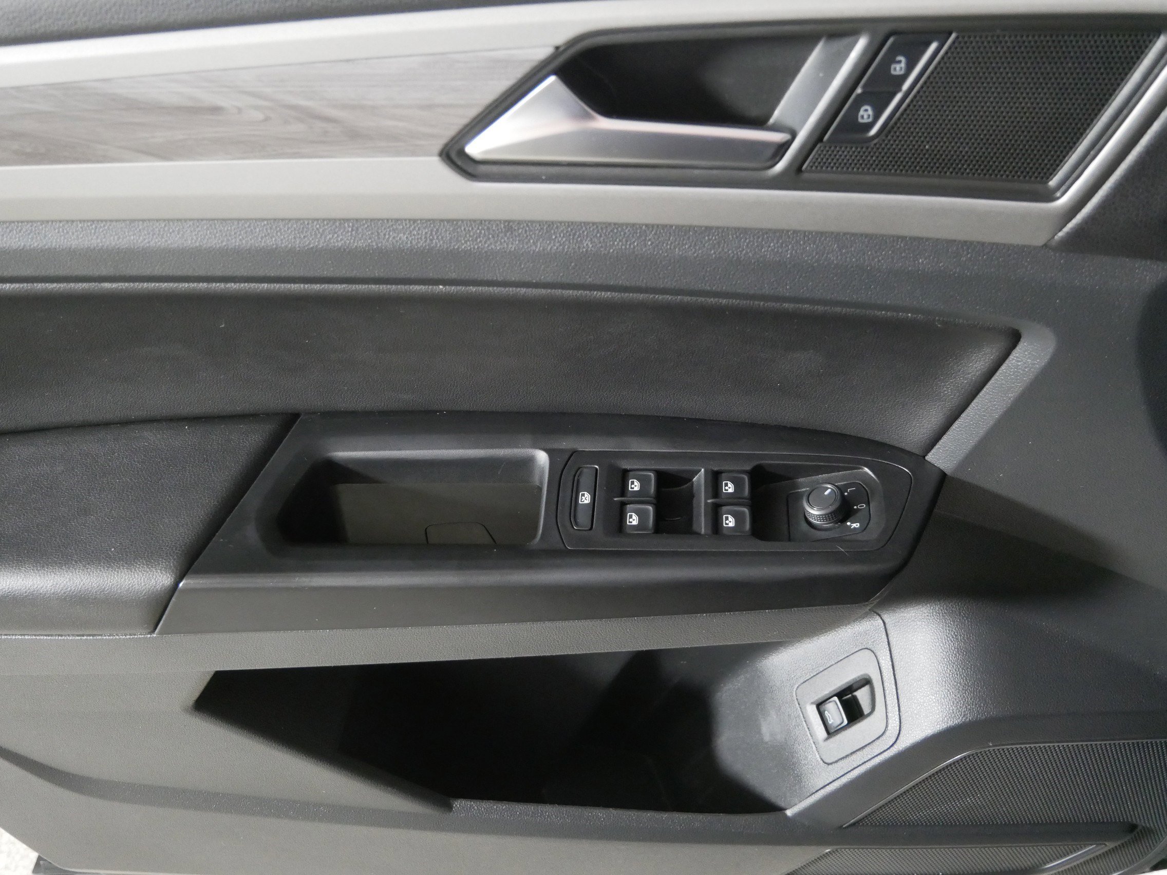 Certified 2020 Volkswagen Atlas Cross Sport SE image 19