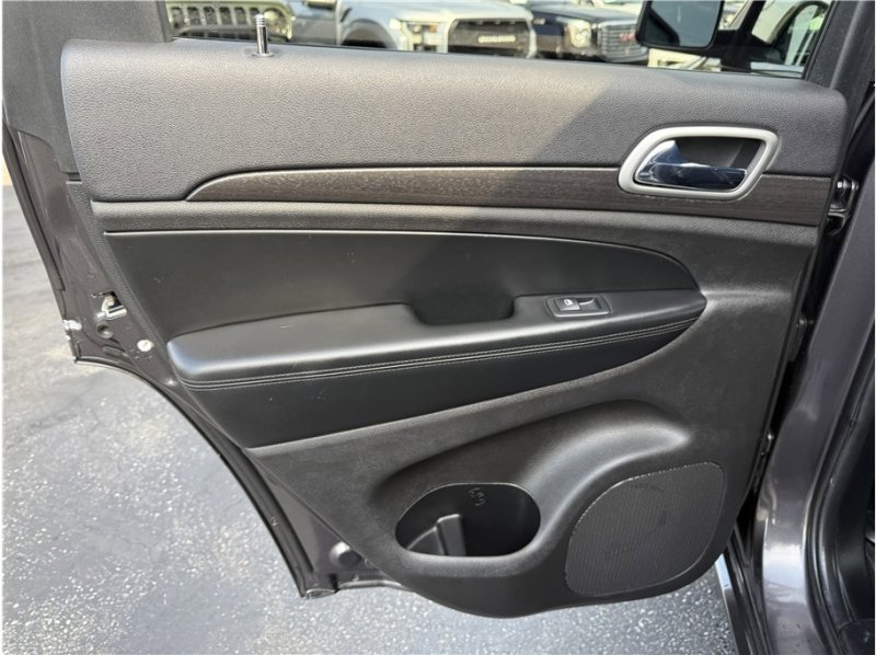 Used 2018 Jeep Grand Cherokee Altitude image 20