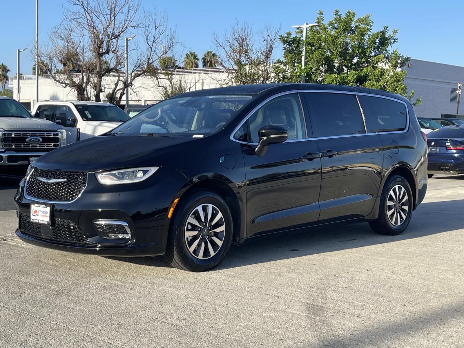 Used 2024 Chrysler Pacifica Limited FWD image 5