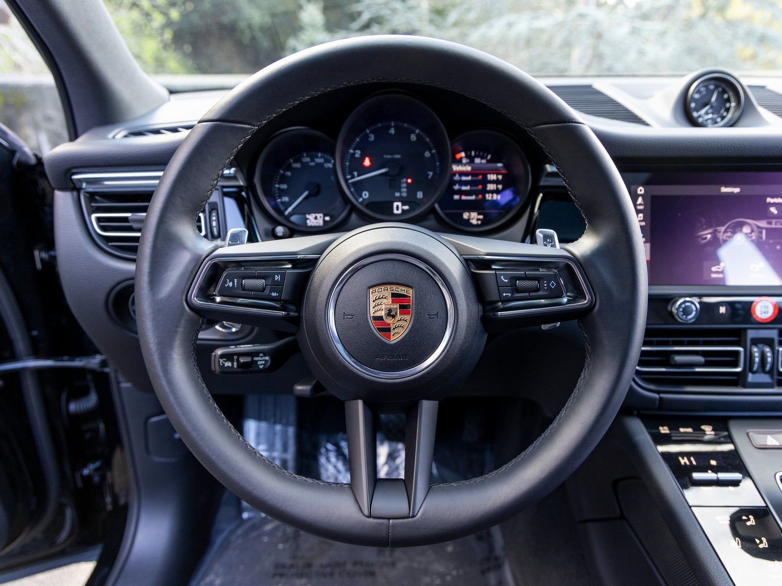 Certified 2025 Porsche Macan image 32