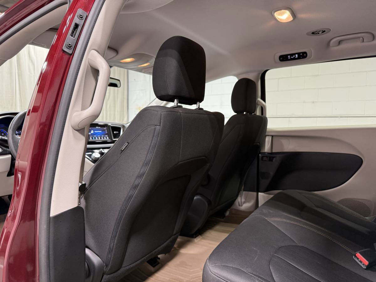 Used 2018 Chrysler Pacifica L image 16