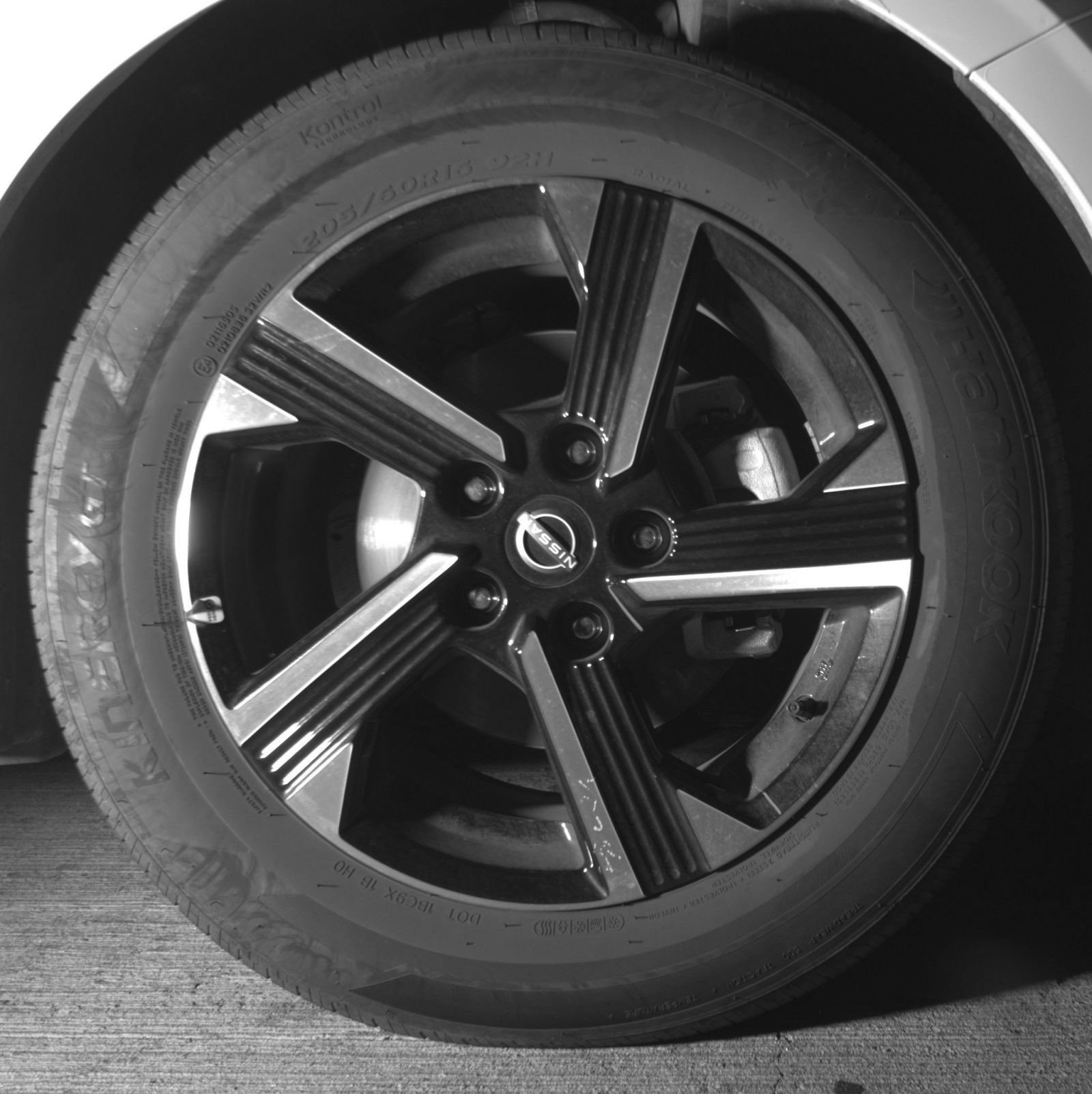 Used 2025 Nissan Sentra SV FWD image 16