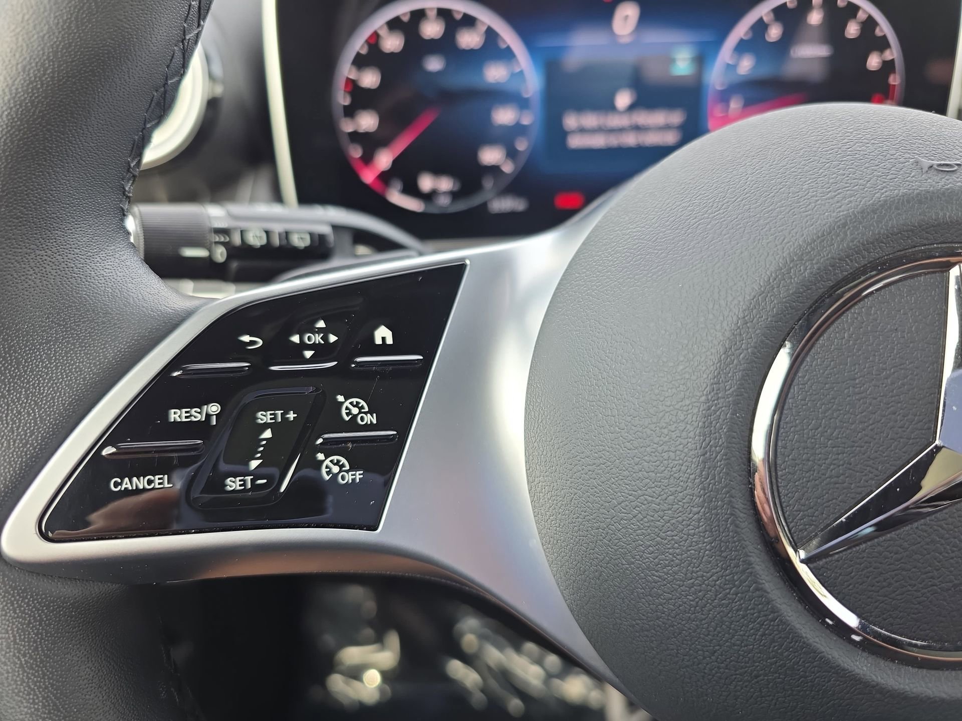 Used 2025 Mercedes-Benz GLC 300 4MATIC image 17