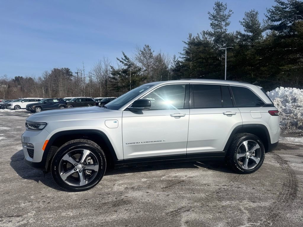 Used 2023 Jeep Grand Cherokee 4WD 4xe image 2