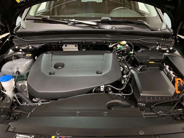 Used 2025 Volvo XC40 B5 Plus image 82