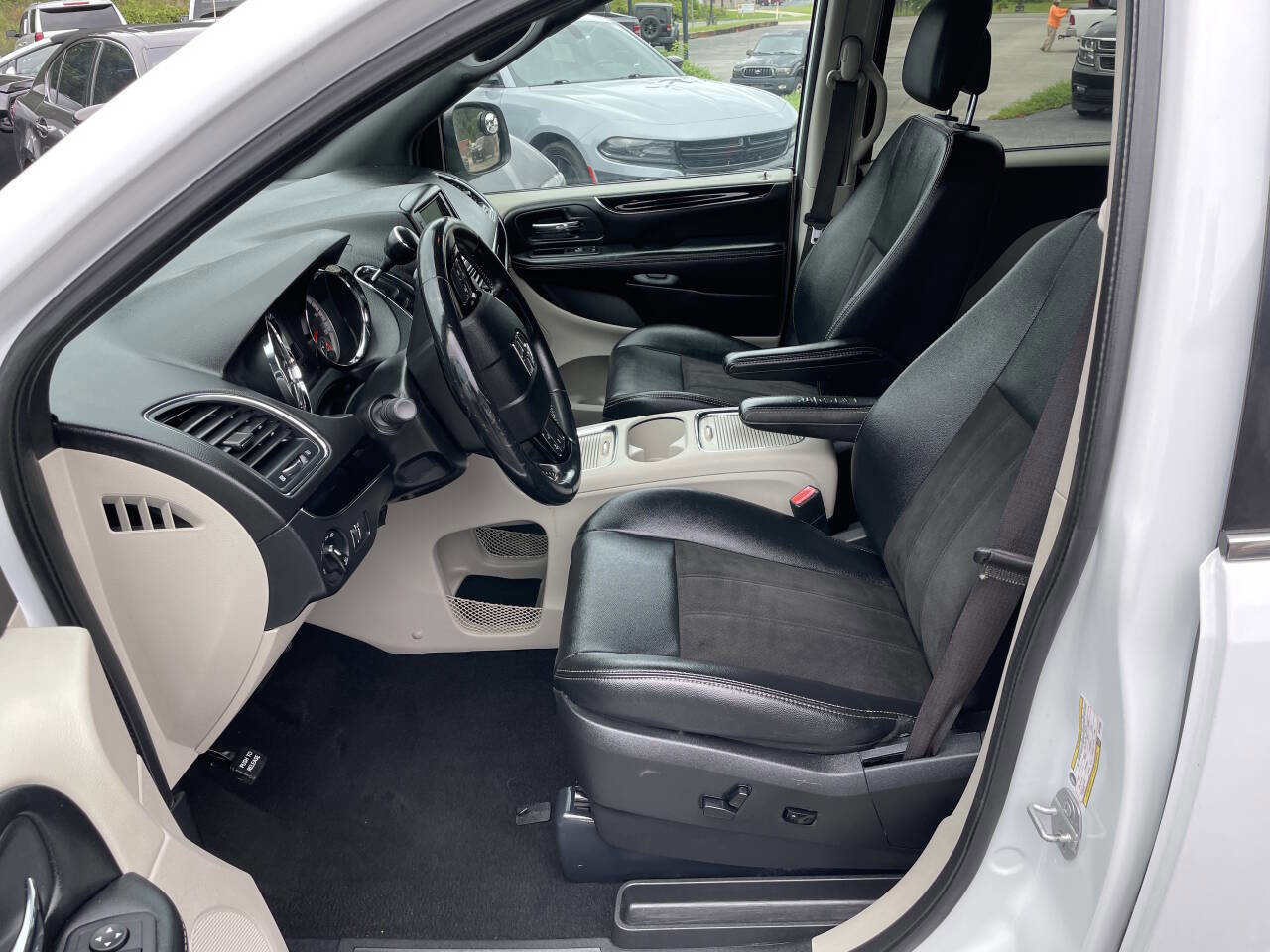 Used 2019 Dodge Grand Caravan SXT image 13