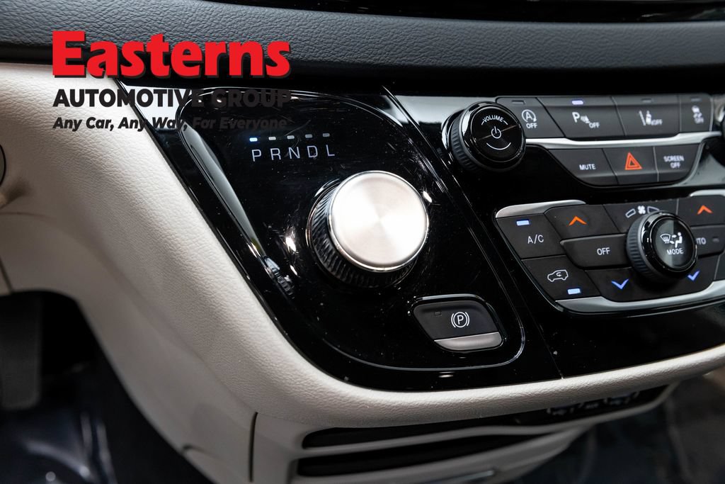 Used 2024 Chrysler Pacifica Touring-L FWD image 13