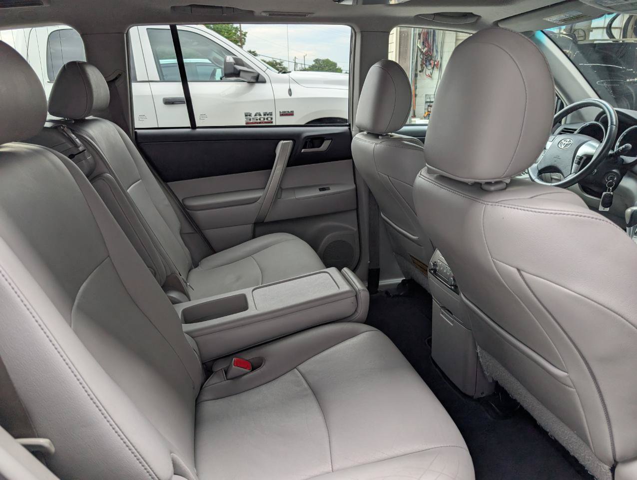 Used 2012 Toyota Highlander SE w/ Tow Pkg FWD image 22