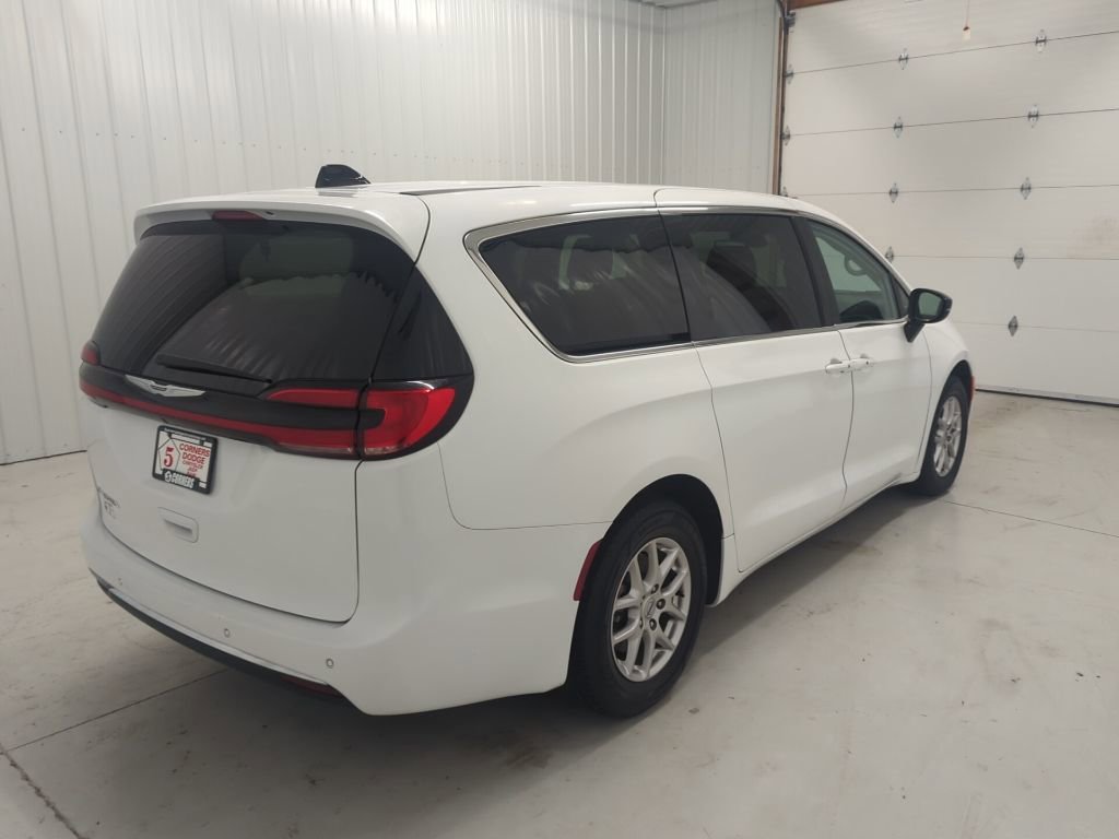 Used 2024 Chrysler Pacifica Touring-L image 4
