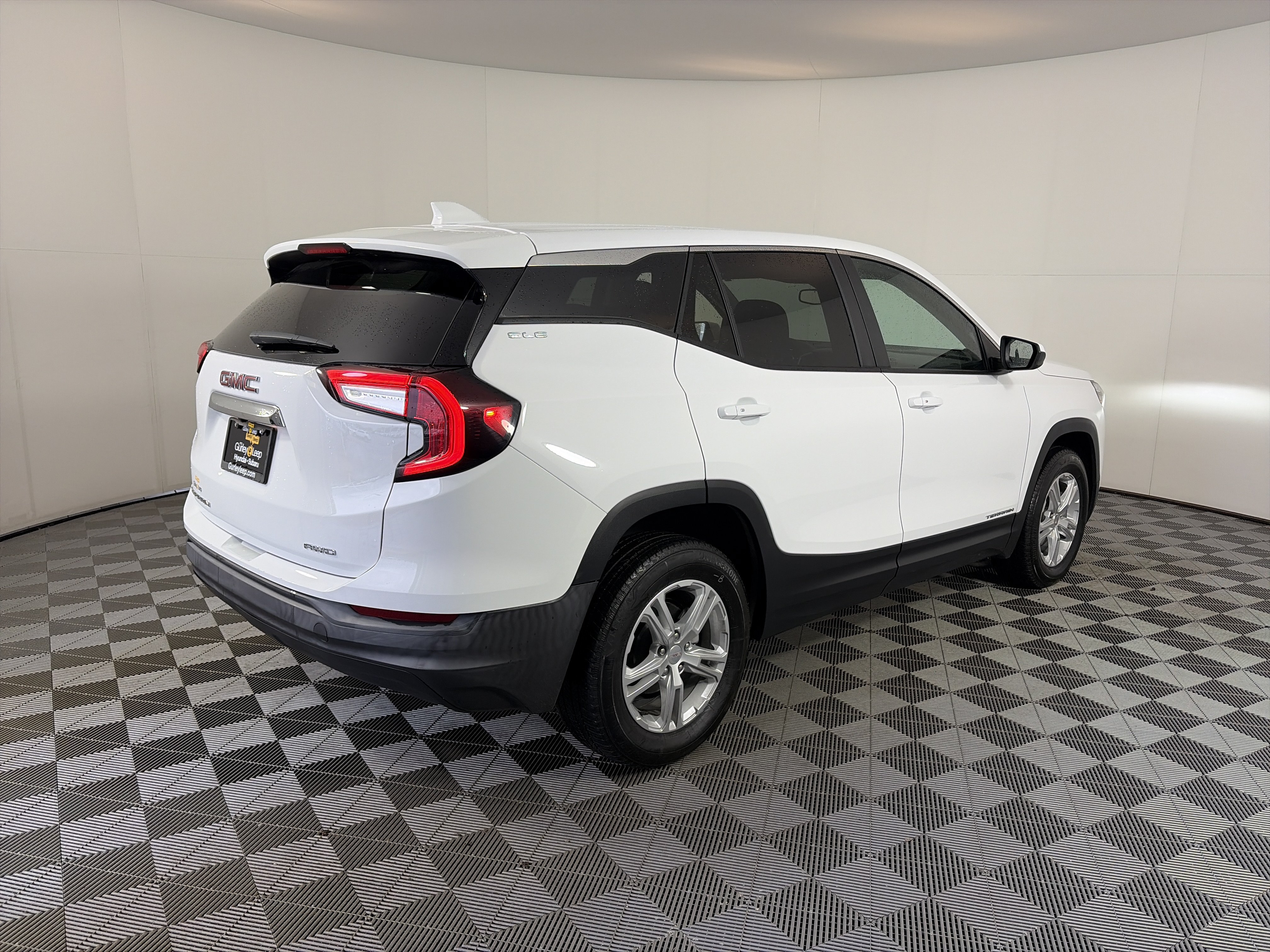 Used 2024 GMC Terrain SLE AWD/4WD image 10
