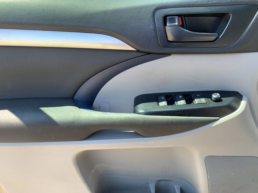 Used 2017 Toyota Highlander LE AWD/4WD image 12