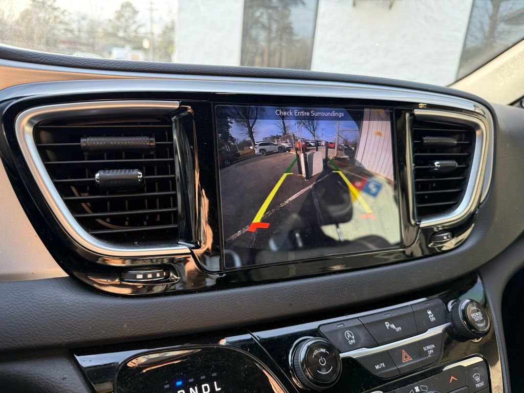 Used 2018 Chrysler Pacifica Touring-L Plus image 11