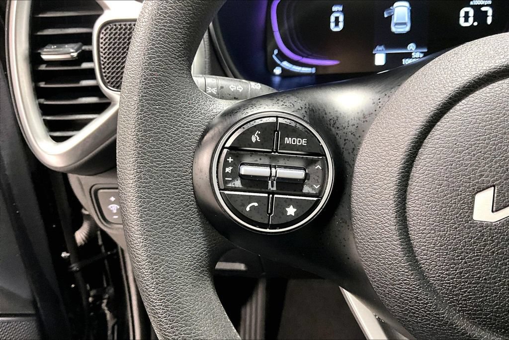 Used 2025 Kia Soul LX w/ LX Technology Package FWD image 24