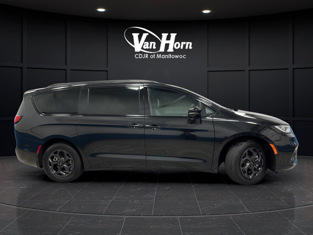 Used 2024 Chrysler Pacifica Premium FWD image 8