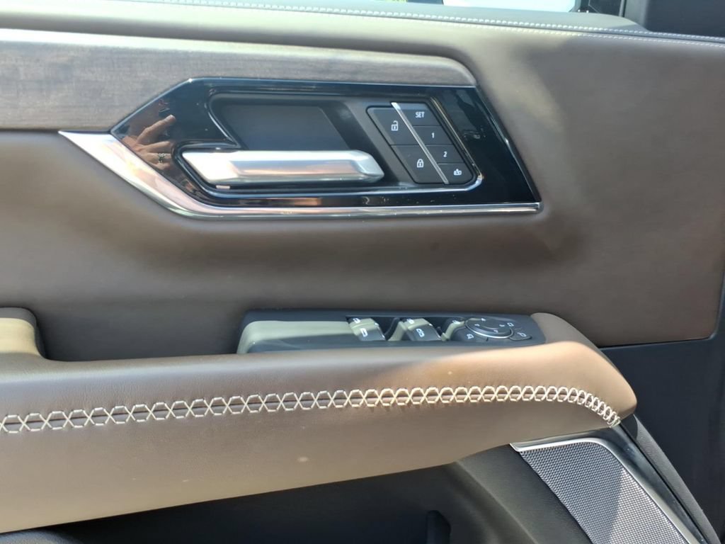 Used 2025 GMC Yukon Denali Ultimate AWD/4WD image 18