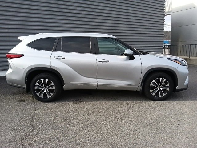 Used 2023 Toyota Highlander XLE image 2