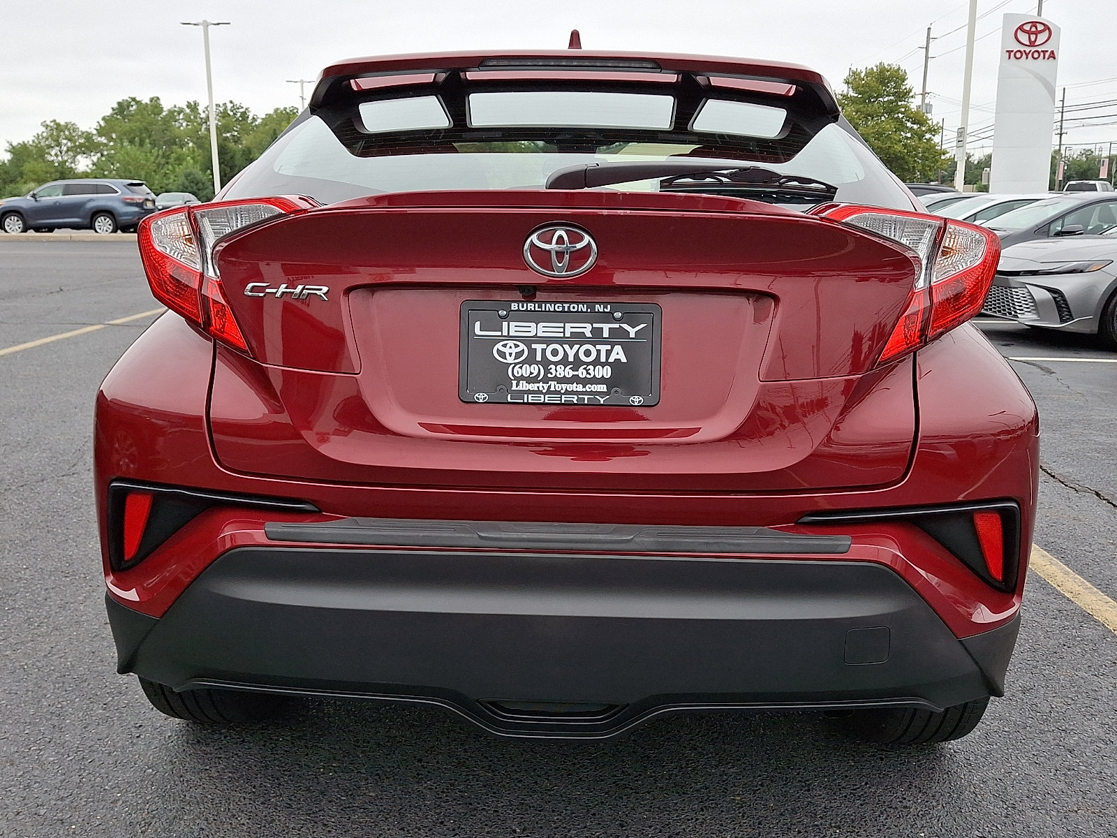 Used 2019 Toyota C-HR XLE FWD image 5