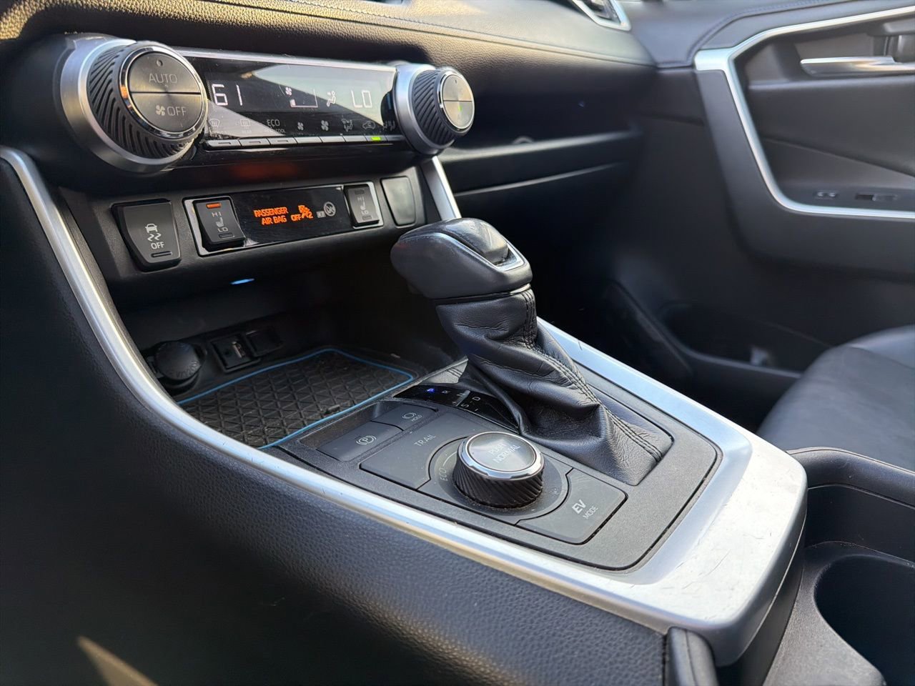 Used 2019 Toyota RAV4 XSE w/ XSE Weather Package image 14