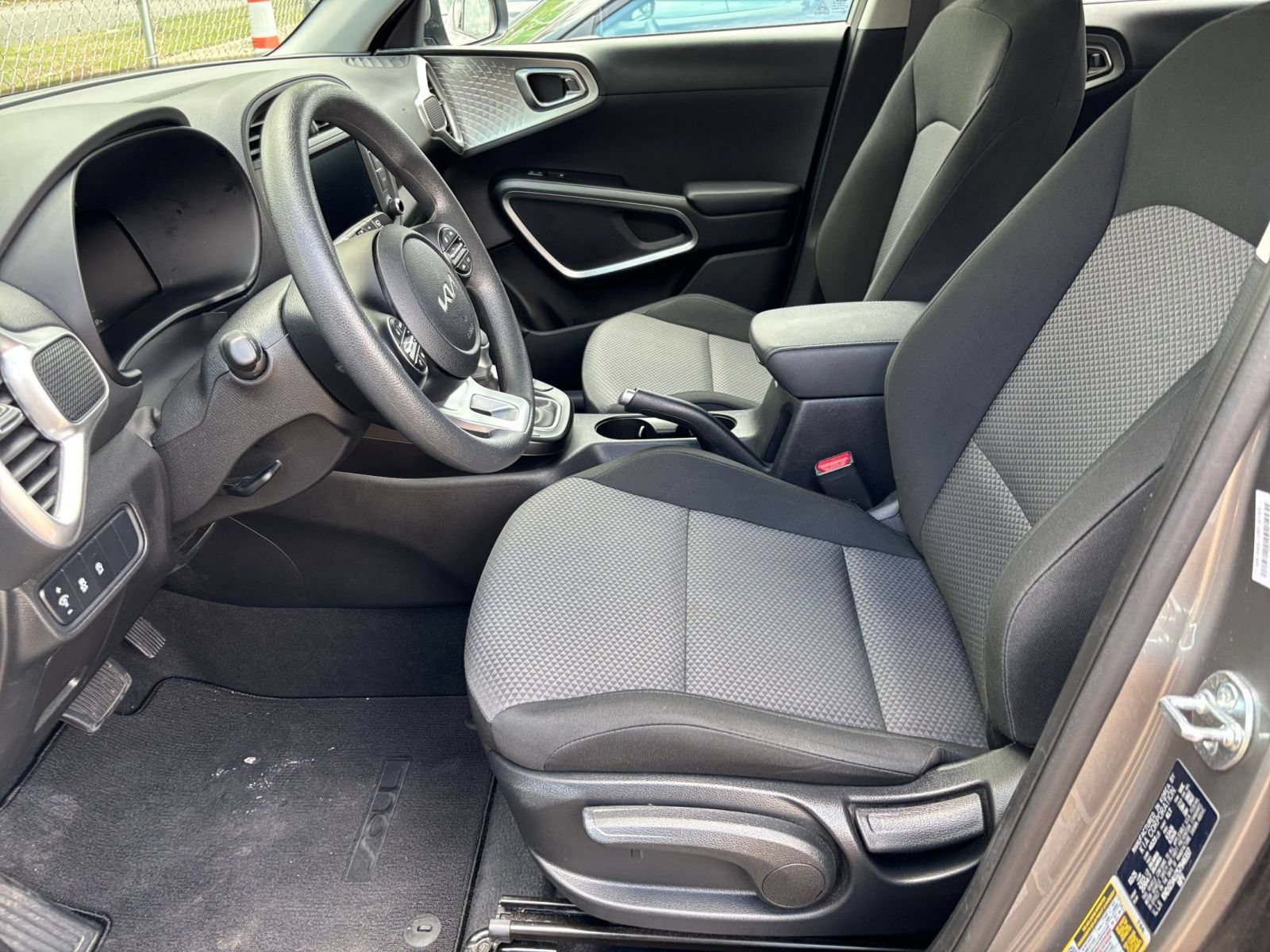 Used 2025 Kia Soul LX w/ LX Technology Package FWD image 24