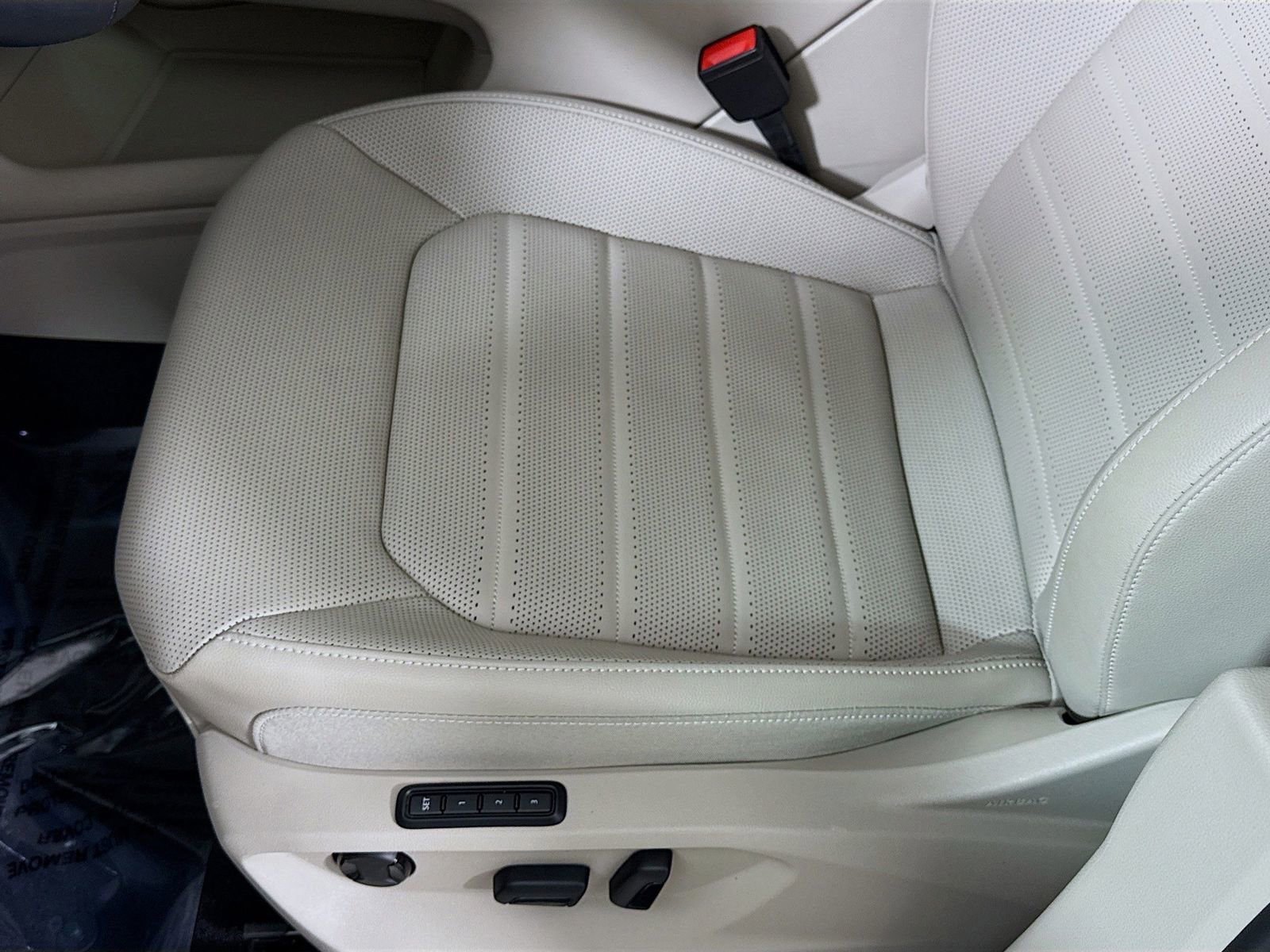 Used 2025 Volkswagen Atlas SEL image 12