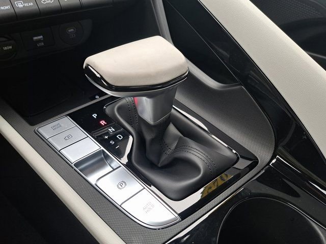 Used 2025 Hyundai Elantra Limited image 19