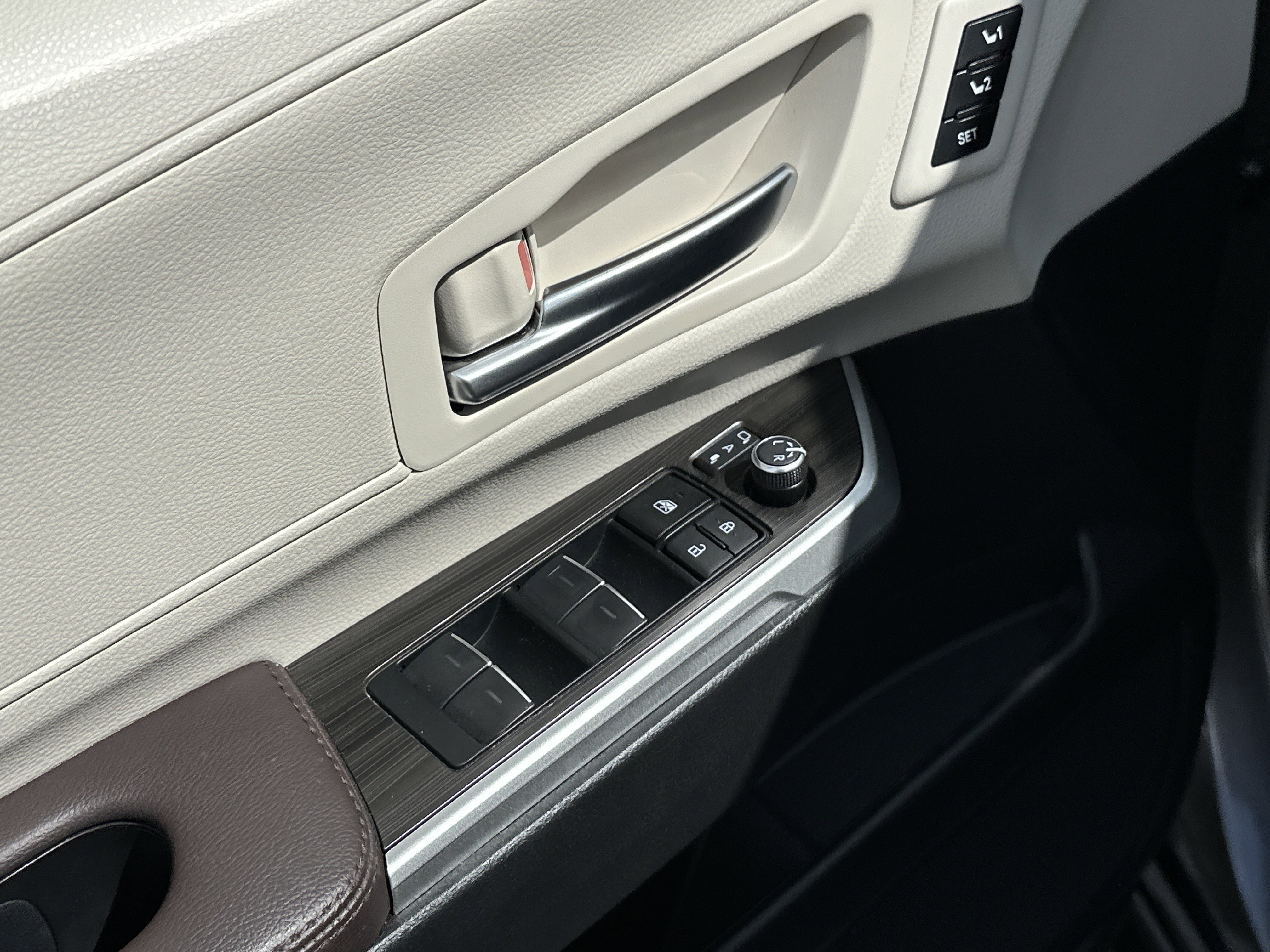 Certified 2023 Toyota Sienna Platinum FWD image 15