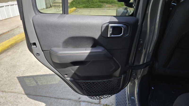 Used 2020 Jeep Wrangler Unlimited Sahara AWD/4WD image 28