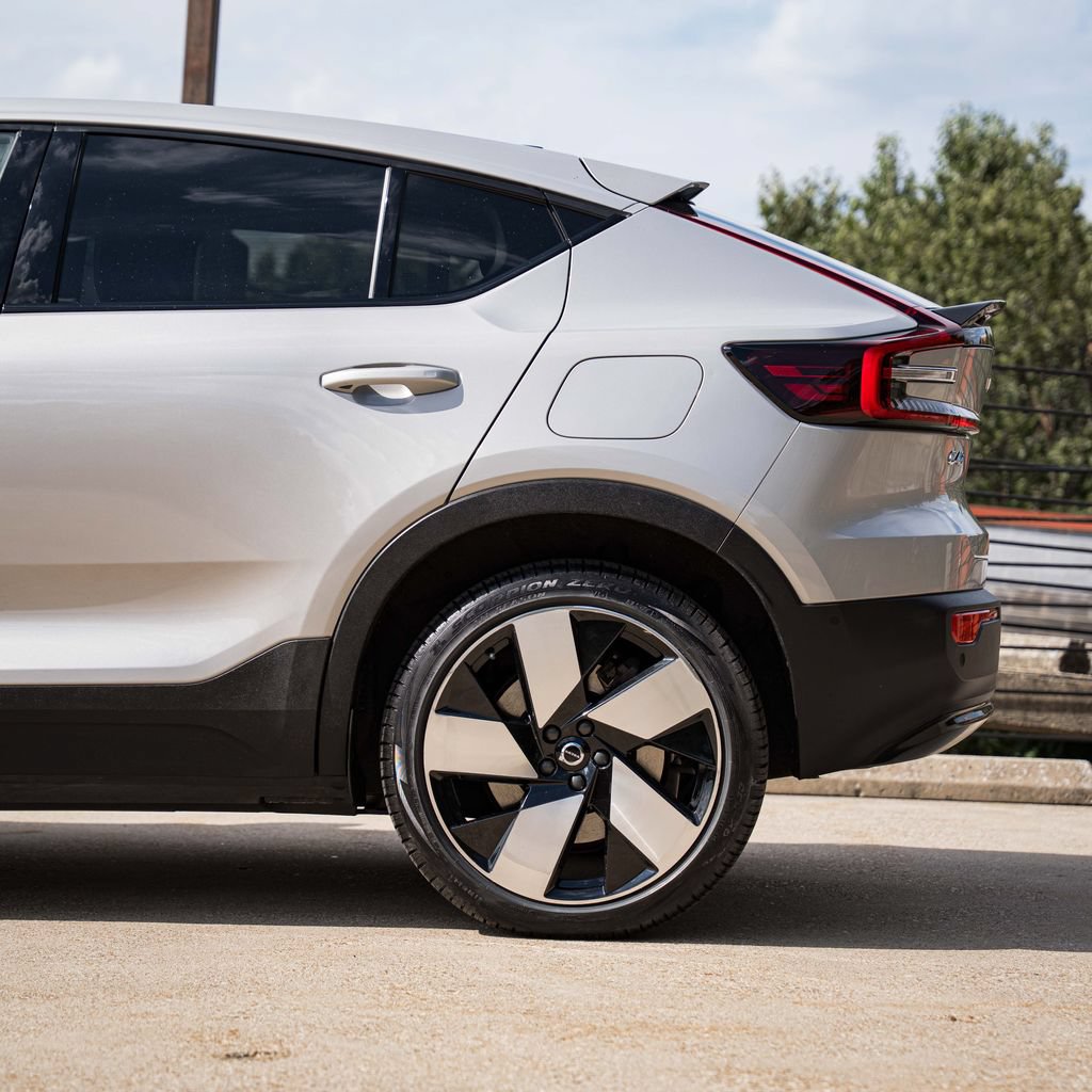 Certified 2023 Volvo C40 P8 Recharge Ultimate w/ Protection Package Premier AWD/4WD image 4