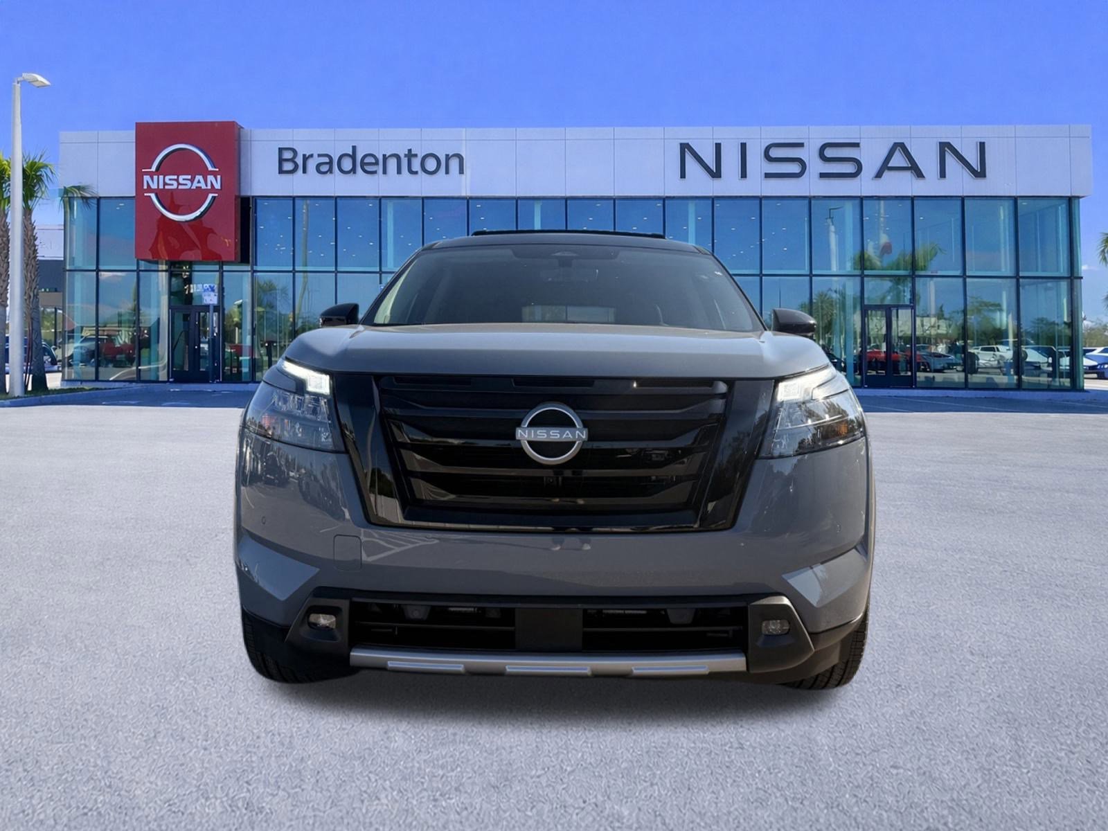 New 2025 Nissan Pathfinder Platinum image 2